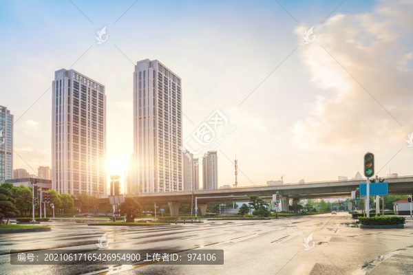 武漢城市建筑天際線和柏油馬路