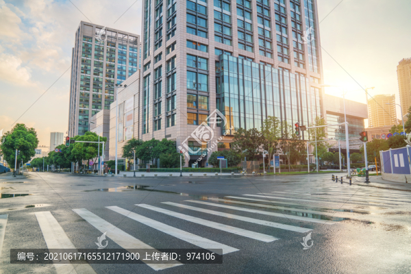 武漢城市建筑天際線和柏油馬路