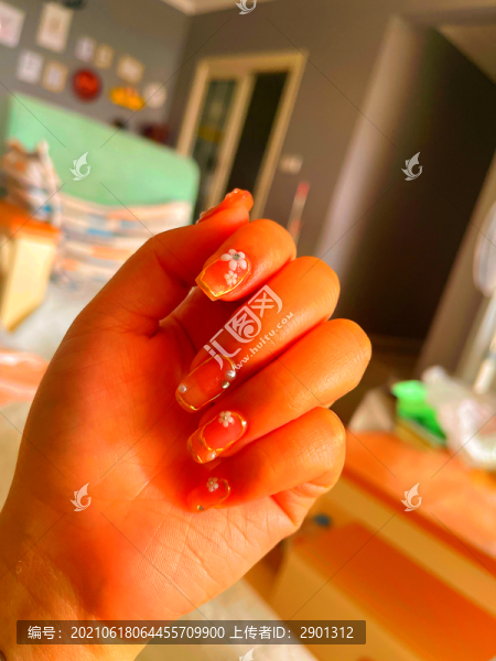 手美甲女人