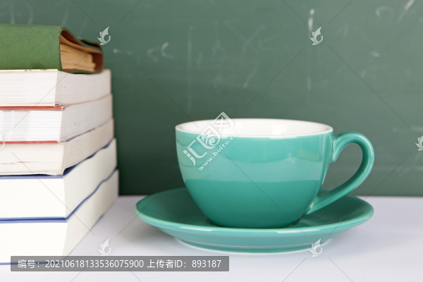 一杯咖啡和一堆書籍