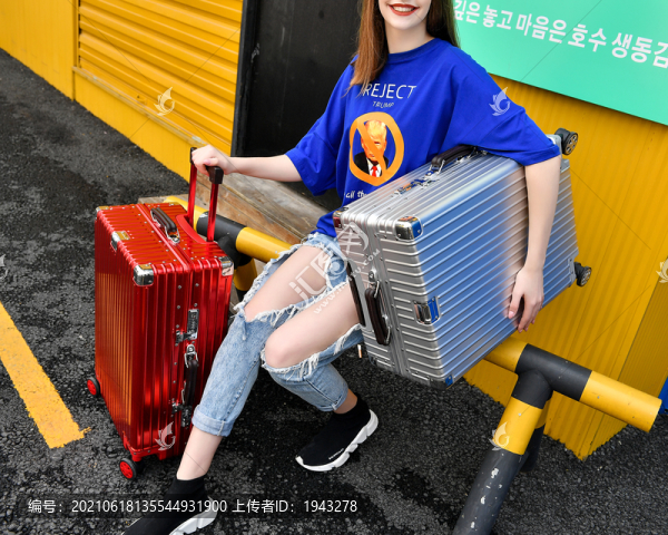 女外模特行李箱