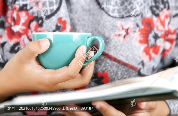 一杯咖啡和一位閱讀者