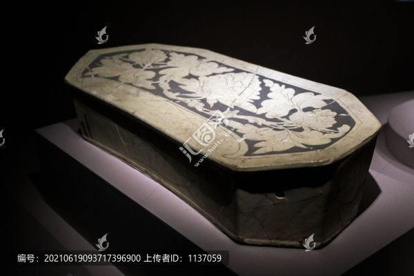 金代白地剔花填黑牡丹紋八角形枕