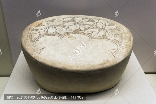 金代白地珍珠地折枝花葉紋圓枕