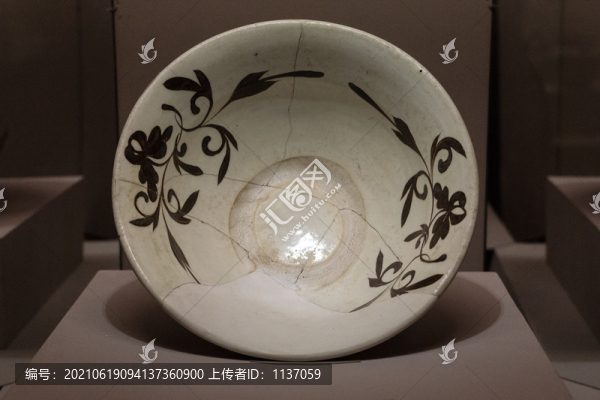 金代白釉醬彩草葉紋碗