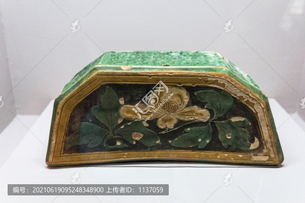 金代三彩剔花卉紋六角枕