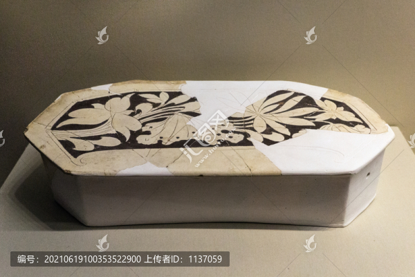 金代白地剔花填黑荷花紋八角形枕