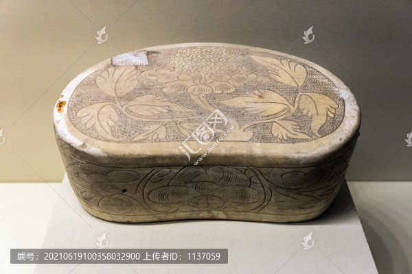 宋代新安窯珍珠地劃刻花卉紋圓枕