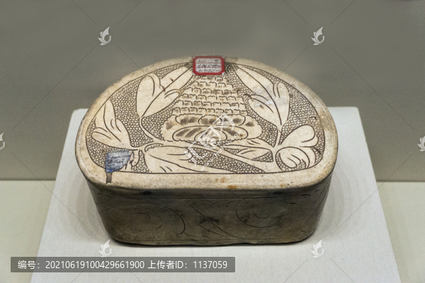 宋代珍珠地劃刻花卉紋圓枕