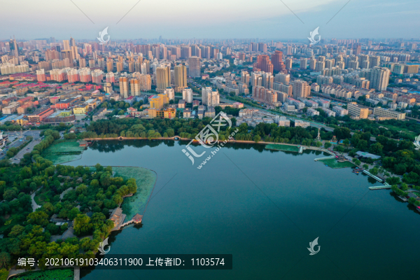航拍朝霞中的濟(jì)南大明湖
