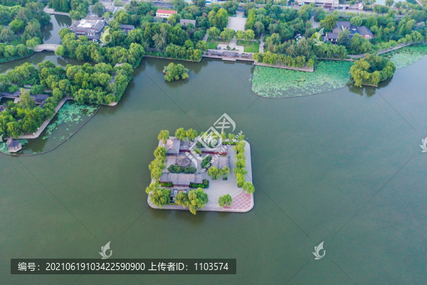 航拍朝霞中的濟南大明湖