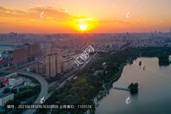 航拍朝霞中的濟(jì)南大明湖