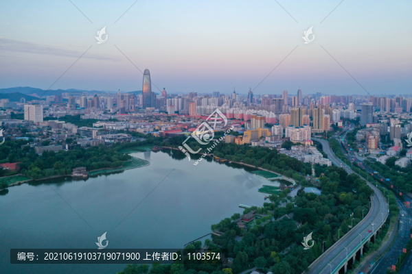 航拍朝霞中的濟南大明湖