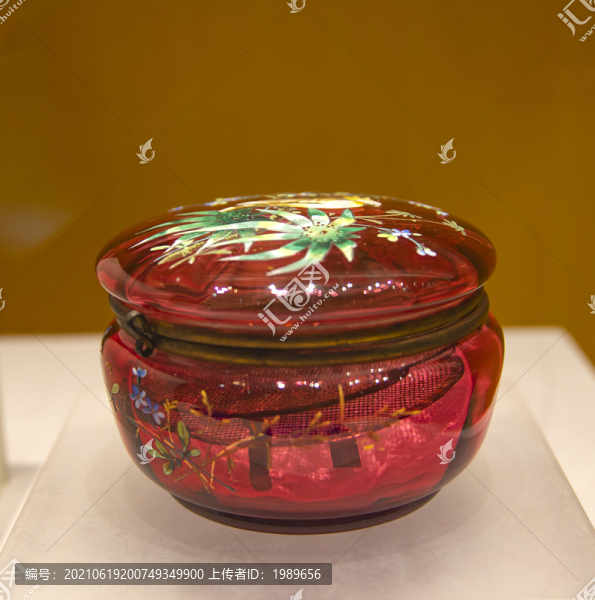 i清代紅玻璃粉彩花鳥(niǎo)紋盒