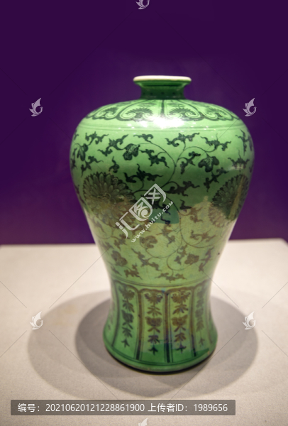 清代雍正綠地墨菊梅瓶