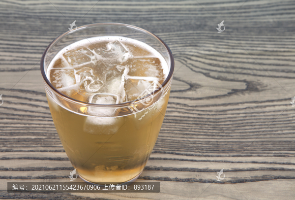 桌子上的一杯冰鎮(zhèn)啤酒