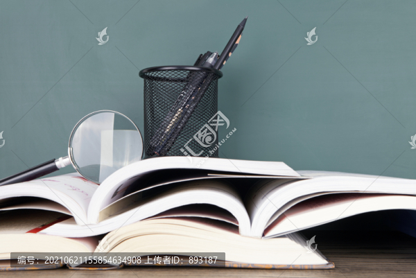 一堆翻開的書籍和讀書工具
