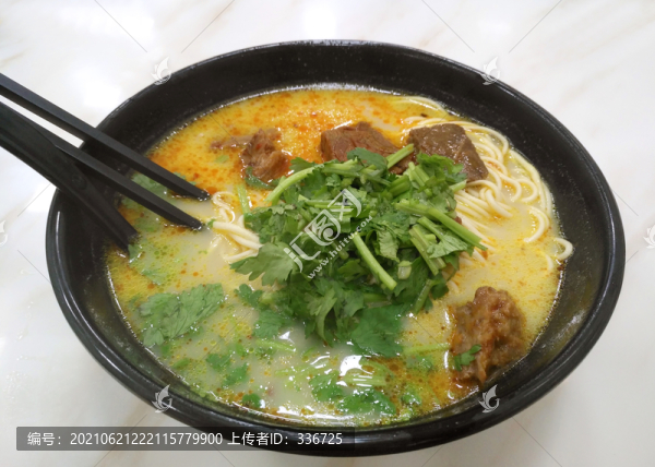 一碗鮮香的骨湯牛肉面