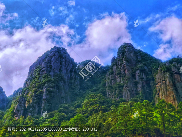 山峰藍(lán)天白云