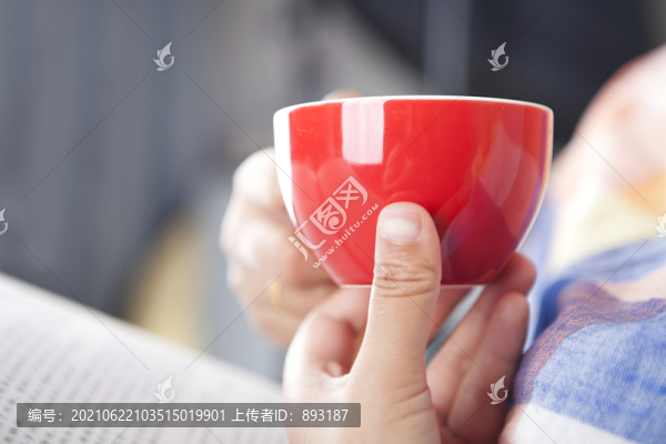 捧著一杯咖啡