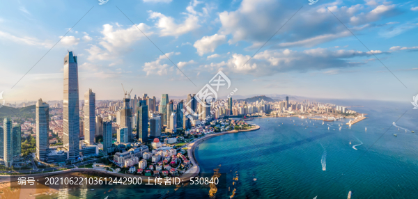 航拍青島海岸線灣區(qū)建筑天際線