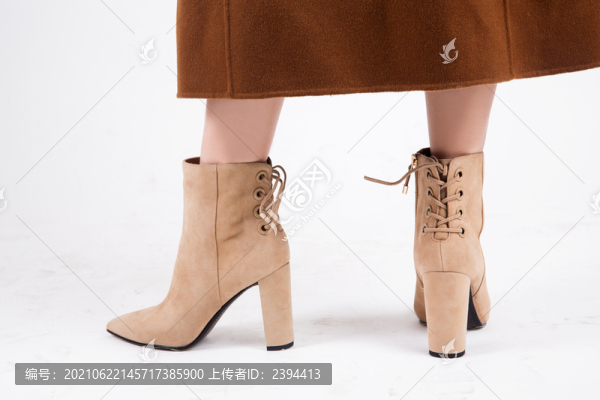 穿短靴的女士
