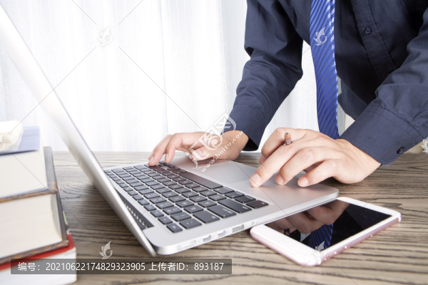 使用筆記本電腦的工作者