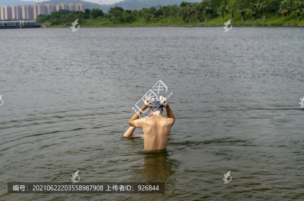 下河洗澡