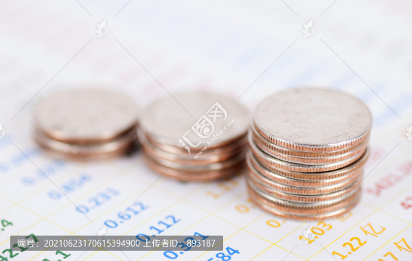 金融數(shù)字上的美元硬幣