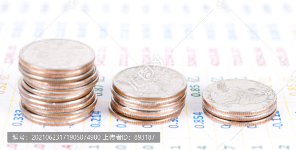 數(shù)字表單上的美元硬幣