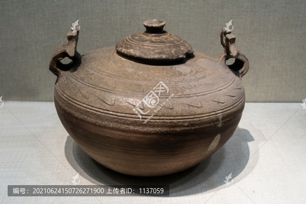 西漢青釉雙獸系帶蓋原始瓷瓶