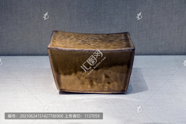 唐代壽州窯黃釉印花寶相紋瓷枕