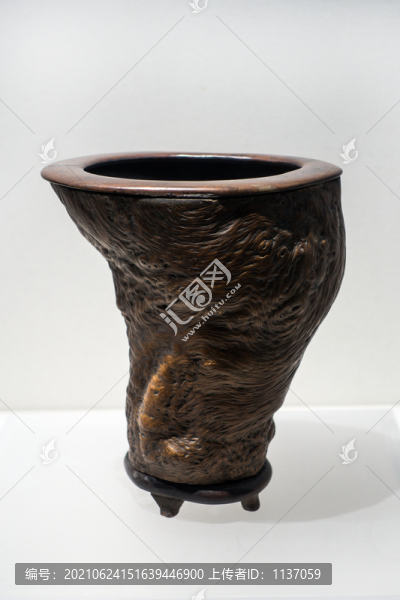清代樹根雕筆筒