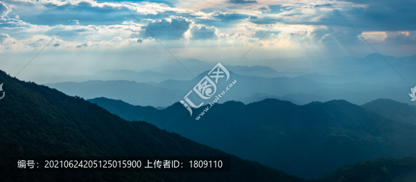 耶穌光照射下的群山