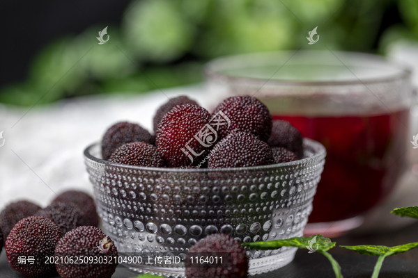 新鮮的楊梅和楊梅湯