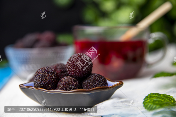 新鮮的楊梅和楊梅湯