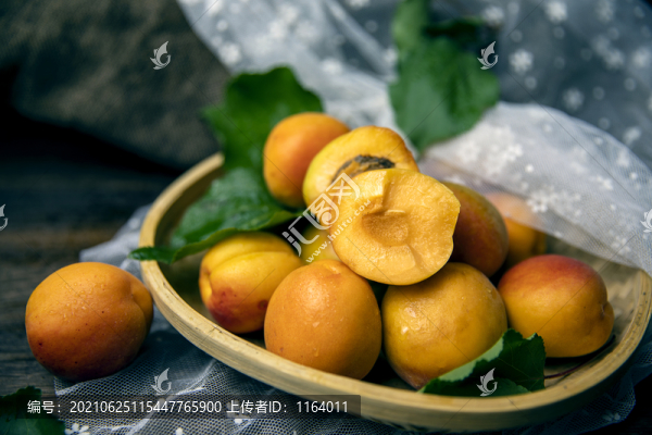 新鮮酸甜的杏子
