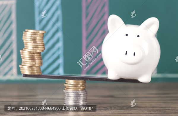 蹺蹺板上的硬幣和存錢罐