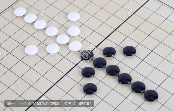 黑白棋子組成的對決箭頭