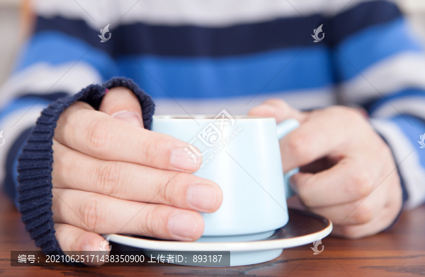 手捧著咖啡的男性