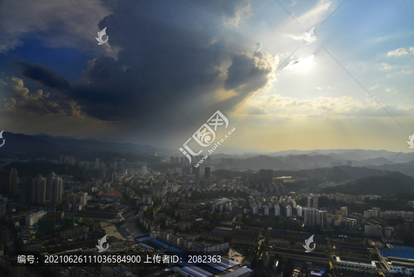 烏云蔽日的十堰城區(qū)