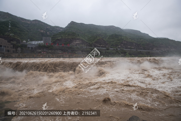 豐水期中國(guó)黃河壺口瀑布