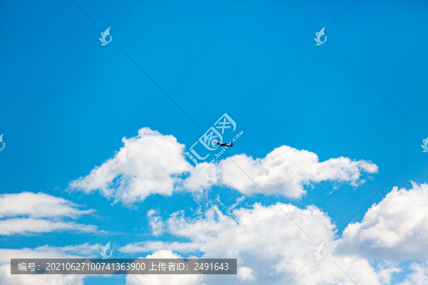 天空白云飛機(jī)