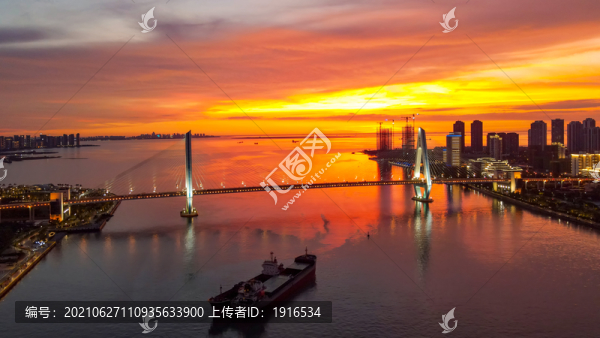 航拍海南?？谑兰o(jì)大橋晚霞