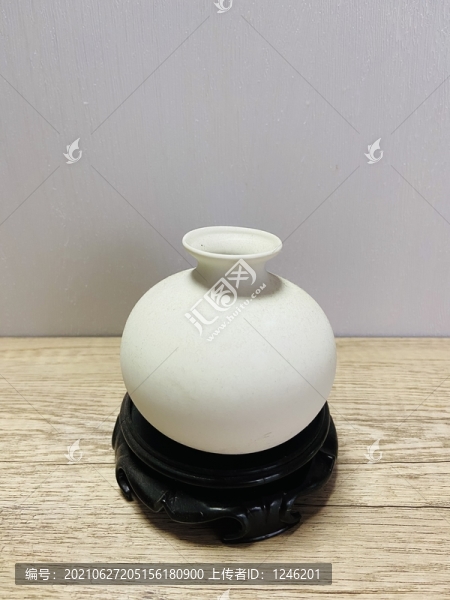 白瓷瓶
