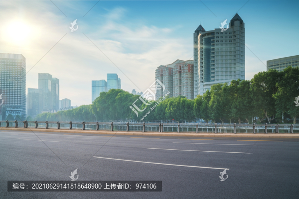 武漢城市建筑天際線和柏油馬路