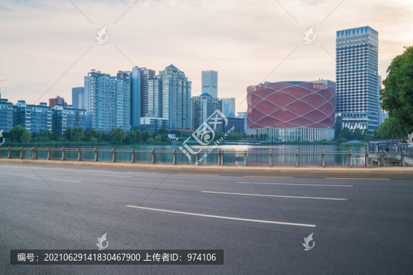 武漢城市建筑天際線和柏油馬路