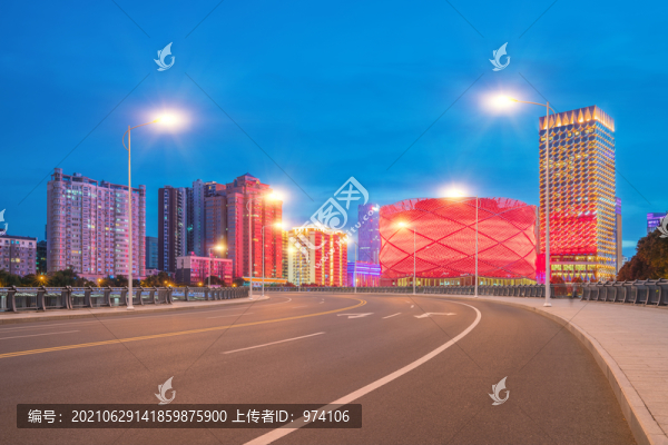 武漢城市建筑天際線和柏油馬路