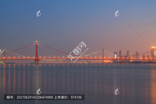 武漢城市天際線和長(zhǎng)江漢江夜景