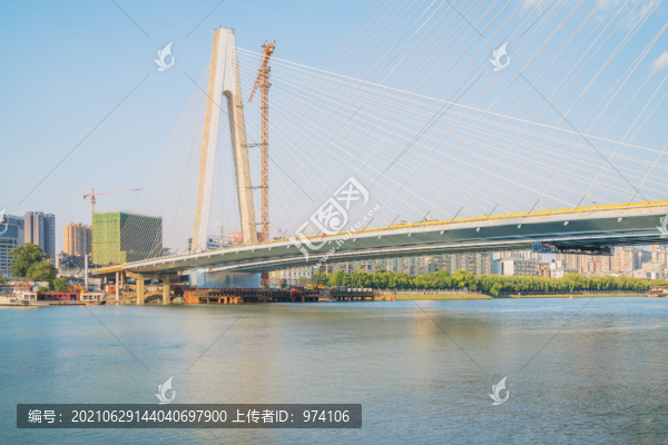 武漢城市建筑天際線和月湖大橋